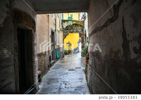 チンクエテッレ~険しいリグーリア海岸の5つの村(イタリア・リグーリア州) リオマッジョーレの路地 チンクエテッレ~険しいリグーリア海岸の5つの村(イタリア・リグーリア州) リオマッジョーレの路地 39055383