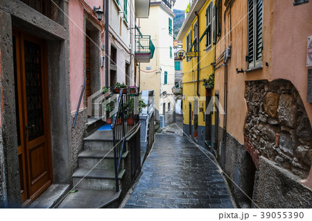 チンクエテッレ~険しいリグーリア海岸の5つの村(イタリア・リグーリア州) リオマッジョーレの路地 チンクエテッレ~険しいリグーリア海岸の5つの村(イタリア・リグーリア州) リオマッジョーレの路地 39055390