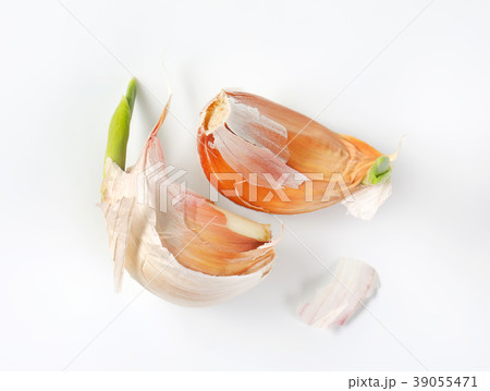 cloves of fresh garlic cloves of fresh garlic 39055471