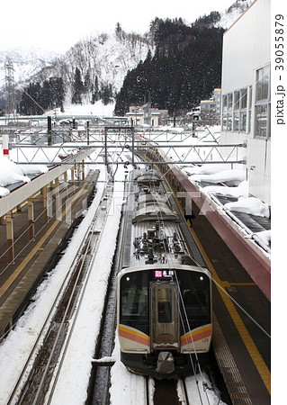冬の越後湯沢駅に停車中の上越線E129系 冬の越後湯沢駅に停車中の上越線E129系 39055879