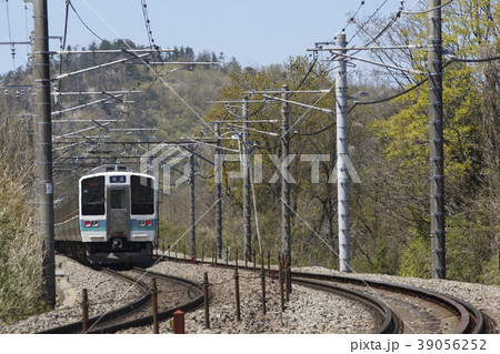 走り去る中央本線211系電車 39056252