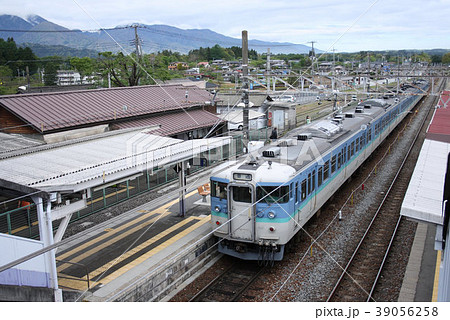 日野春駅にて特急通過待ちの中央本線115系長野車 39056258