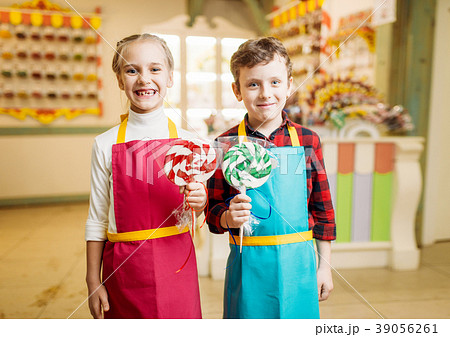 Little girl and boy holds in hands fresh lollipop 39056261