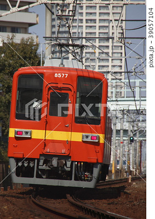 東武スカイツリーラインを行く東武大師線8000系赤色（回送列車：北春日部行） 39057104