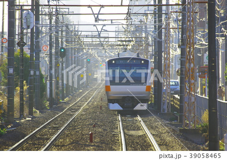 昭島駅に到着する青梅線 昭島駅に到着する青梅線 39058465