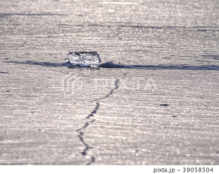 Shards of frozen lake. The light phenomenon occurs 39058504