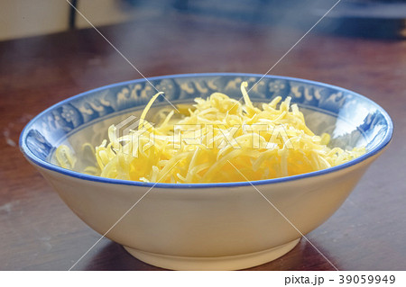 Grated mozzarella and cheddar cheese  39059949
