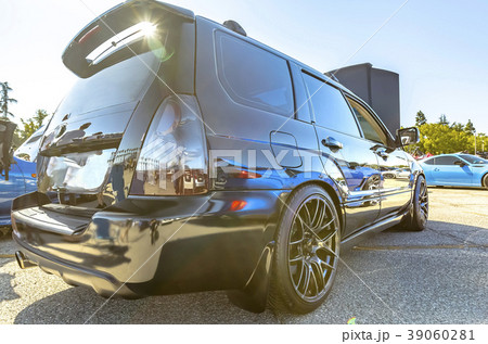 Lens flare with the sun peeking out the spoiler 39060281