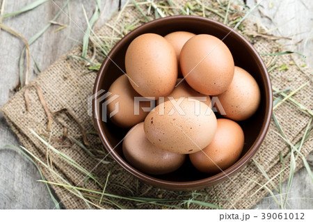 fresh eggs in clay plate 39061012
