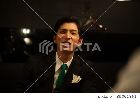 Bar　男性　スーツ 39061861