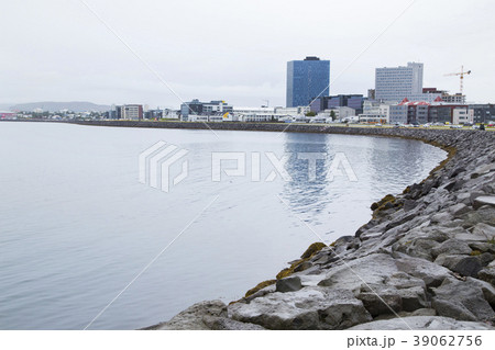 レイキャビクの海辺の風景 レイキャビクの海辺の風景 39062756