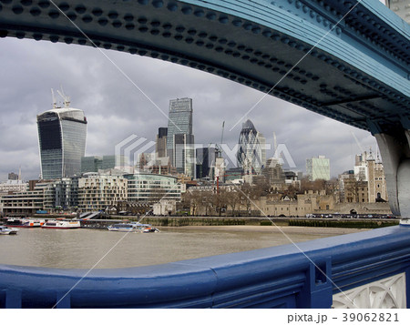 ロンドン タワーブリッジの上から撮影した30セント メリー アクス ガーキン 近辺の景色の写真素材