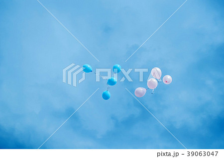 Balloons on sky background Balloons on sky background 39063047