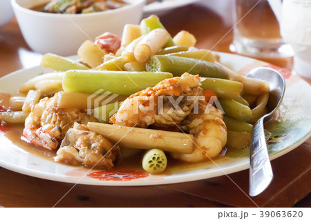 Stir-fry the stem of the lotus and fresh shrimp is 39063620