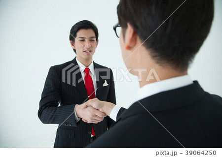 ビジネスシーン　握手 39064250
