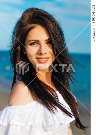 Woman in hat and white dress  39064623
