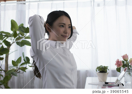 ビューティー 髪を結ぶ 若い女性 ビューティー 髪を結ぶ 若い女性 39065545