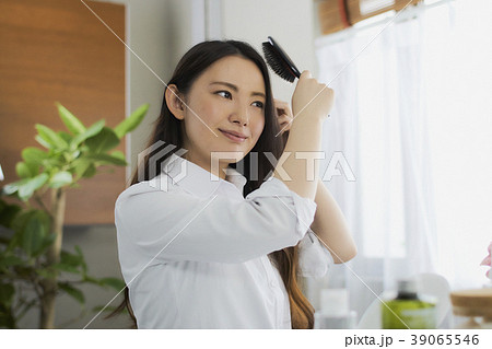ビューティー 髪をとかしている 若い女性 ビューティー 髪をとかしている 若い女性 39065546
