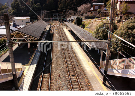 跨線橋から見た青梅線鳩ノ巣駅(2) 39065665