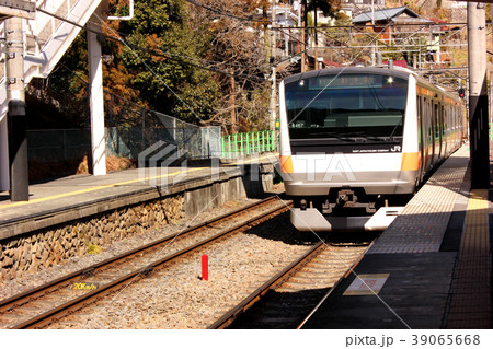 青梅線鳩ノ巣駅に入線する奥多摩行電車(2) 39065668