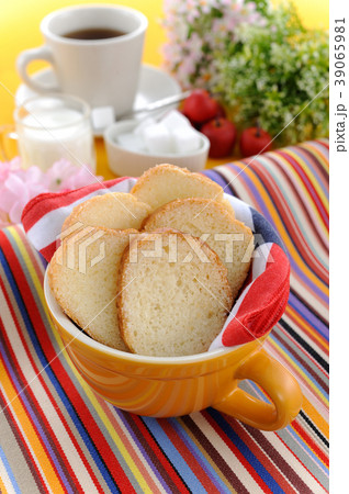 ラスク　洋菓子　カラフル　器に持ったラスク 39065981