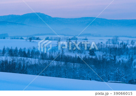《北海道》冬の美瑛・日没の雪原風景 39066015