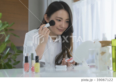 ビューティー お化粧をする 若い女性 ビューティー お化粧をする 若い女性 39067122