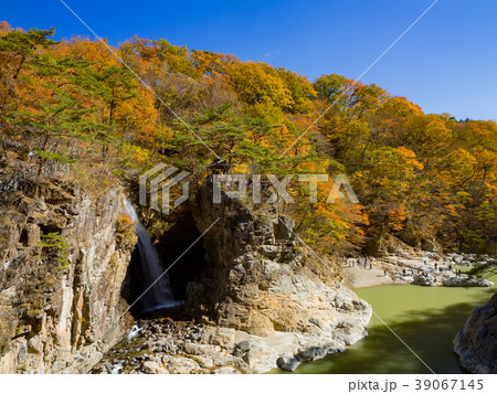 龍王峡、虹見橋からの虹見の滝と渓谷 39067145