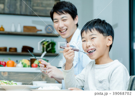 食事をする家族　父親　息子　生活感 39068702
