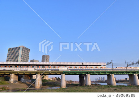 二子玉川駅ホームと多摩川の河川敷 二子玉川駅ホームと多摩川の河川敷 39069589
