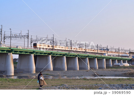 多摩川を渡り二子玉川駅へ向かう電車 39069590