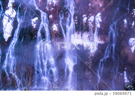 《北海道》冬の美瑛・しらひげの滝ライトアップ 39069871