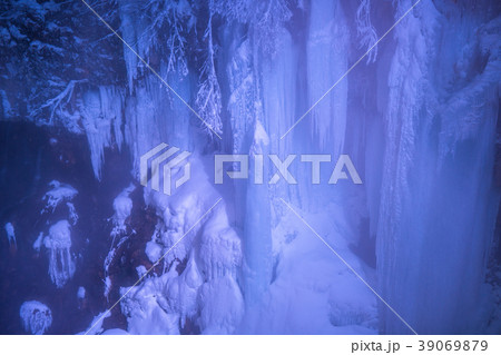 《北海道》冬の美瑛・しらひげの滝ライトアップ 39069879