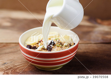 Muesli cereal in a bowl and fresh milk 39070508
