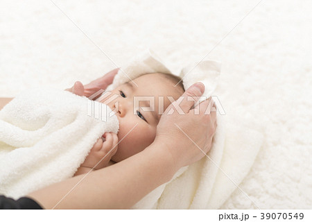 お風呂上がりの赤ちゃん お風呂上がりの赤ちゃん 39070549