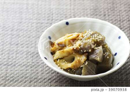 コンニャクとちくわの甘辛煮19 39070938
