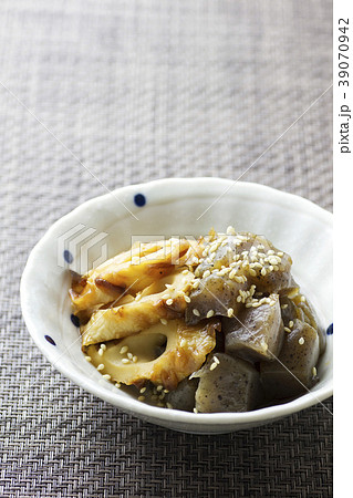 コンニャクとちくわの甘辛煮の写真素材