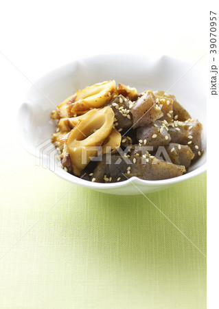 コンニャクとちくわの甘辛煮9 39070957