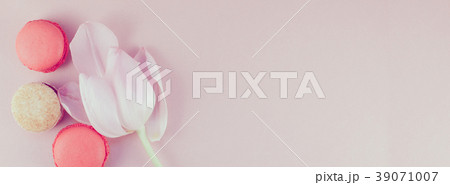 Flat lay of macaroons and Pink tulip with petals Flat lay of macaroons and Pink tulip with petals 39071007