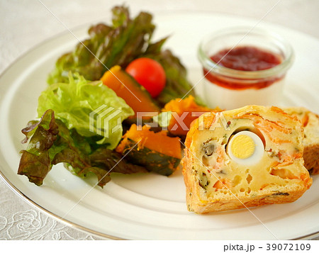 スモークサーモンとウズラの卵のケークサレのランチ（横位置） 39072109