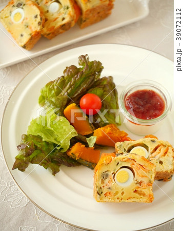 スモークサーモンとウズラの卵のケークサレランチ（ハイアングル） 39072112