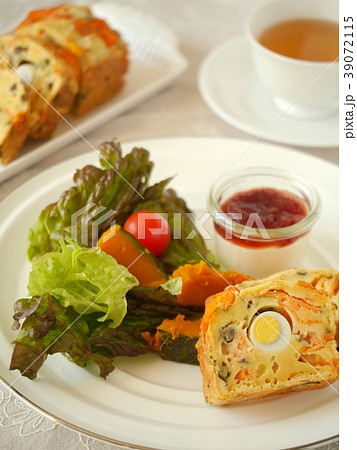 スモークサーモンとウズラの卵のケークサレランチと紅茶（縦位置） 39072115