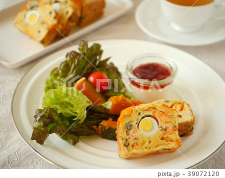 スモークサーモンとウズラの卵のケークサレランチと紅茶（横位置ハイアングル） 39072120