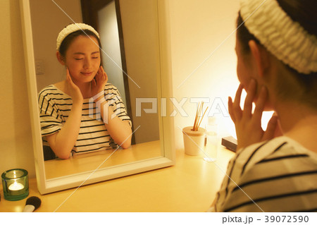ビューティー　夜のお手入れ　　若い女性 39072590