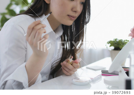 ビューティー　お化粧をする　若い女性 39072693