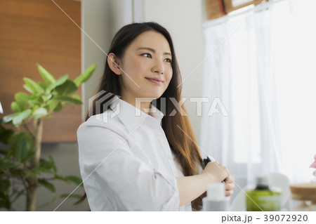 ビューティー 髪をとかしている 若い女性 ビューティー 髪をとかしている 若い女性 39072920