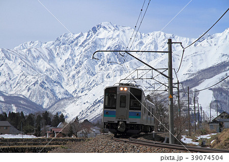 大糸線　白馬山麓の春 39074504