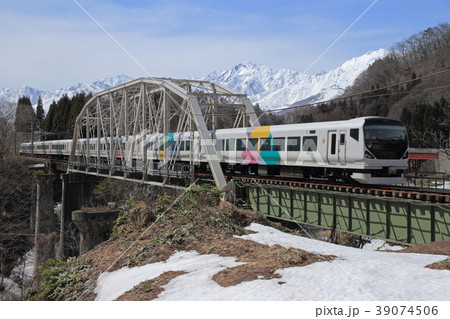 大糸線　白馬山麓の春 39074506