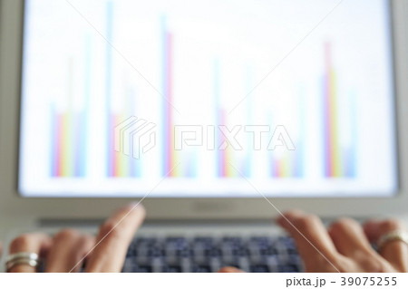 ビジネスイメージ　かすみ目 39075255