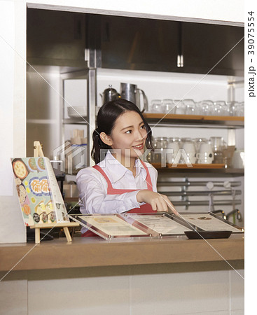 カフェで働く女性 39075554